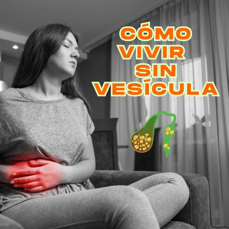 Mujer sentada en un sofá con expresión de dolor, sujetando su abdomen. El área del estómago está resaltada en rojo, indicando malestar. A su lado, una ilustración médica muestra una vesícula biliar con cálculos y el conducto biliar. Texto en español: “Cómo vivir sin vesícula.