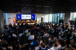 Ponencia sobre inversión México–España en IE University con expertos en economía y relaciones internacionales.